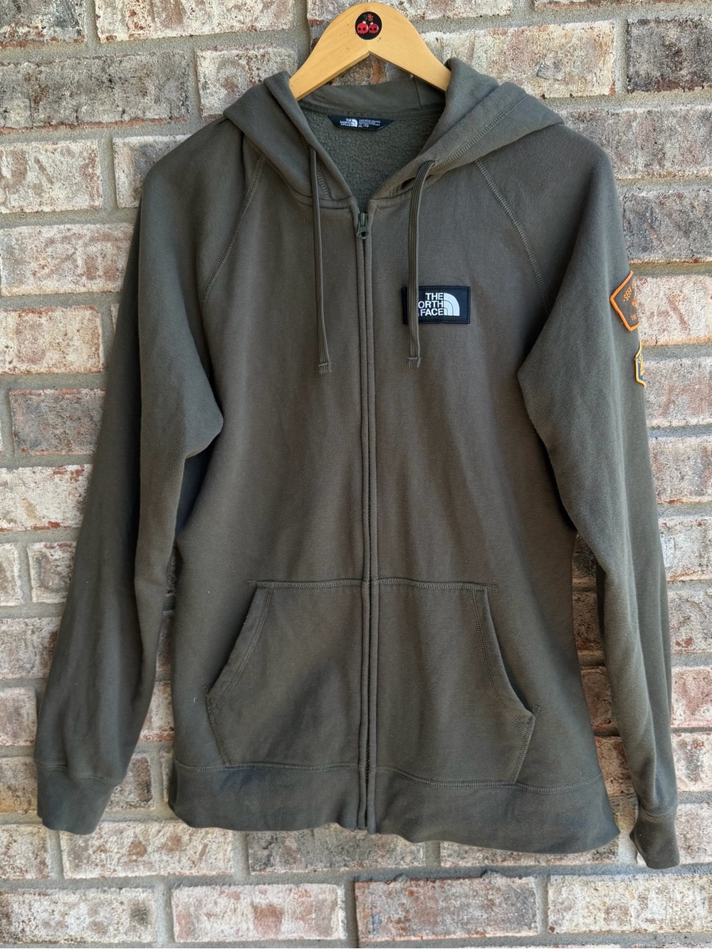 🍒💣 The North Face green zipped hoodie